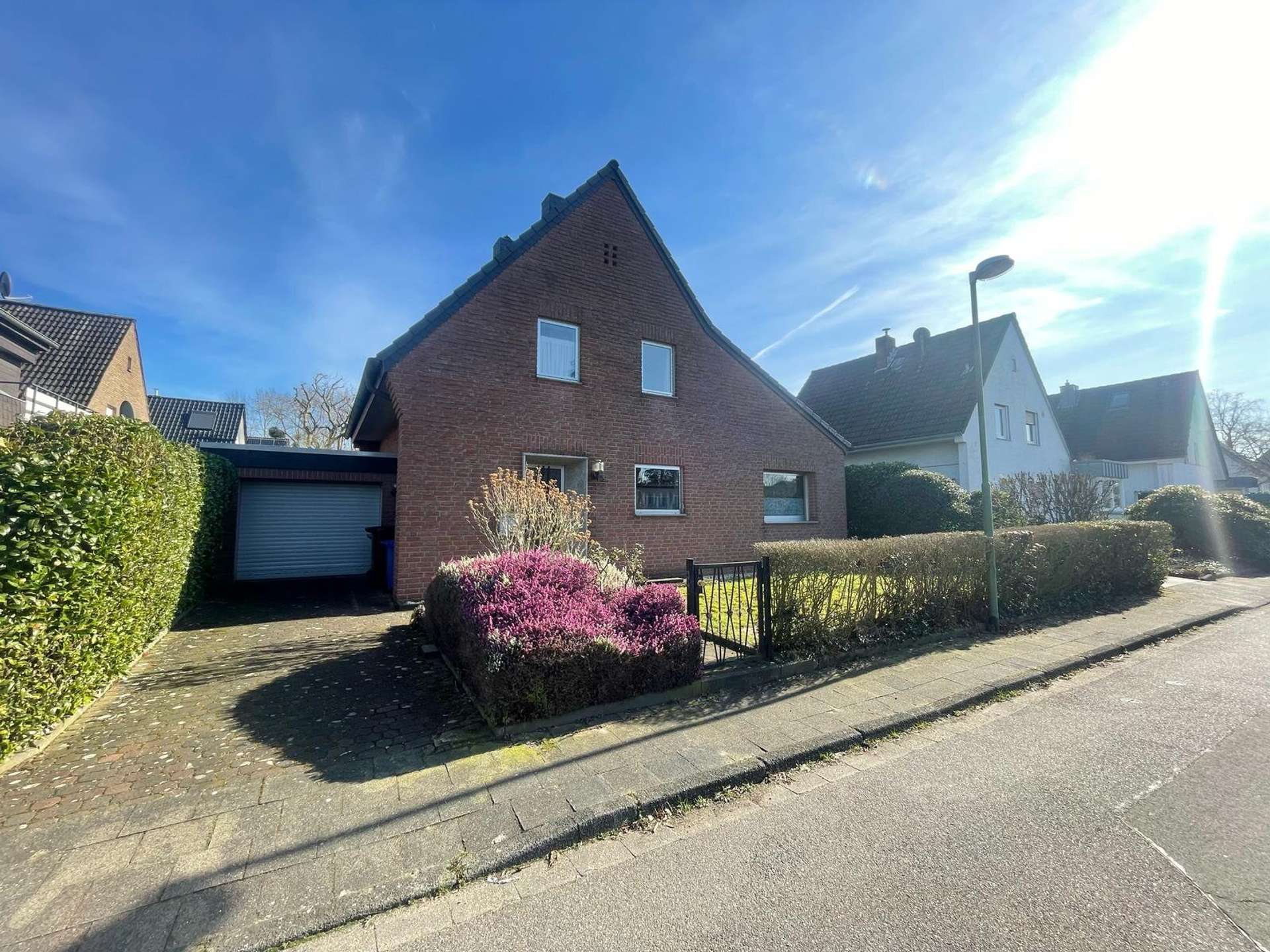 Freistehendes u. sanierungsbedürftiges Einfamilienhaus mit Garage auf Traumgrundstück in Neuss-Hoisten